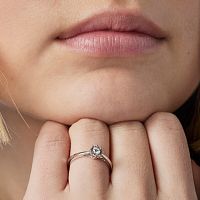 Кольцо из белого золота с бриллиантом